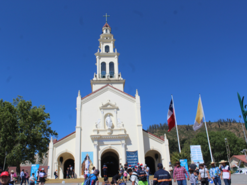 Peregrinos y comunidades parroquiales de las regiones Metropolitana y de Valparaíso visitan el Santuario de Lo Vásquez II